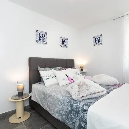 Daire Patrick With Private Pool Čižići