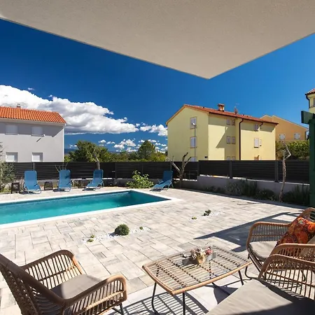 Patrick With Private Pool Apartment