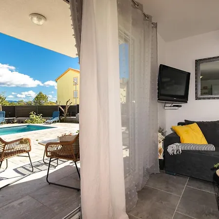 Patrick With Private Pool Appartement *