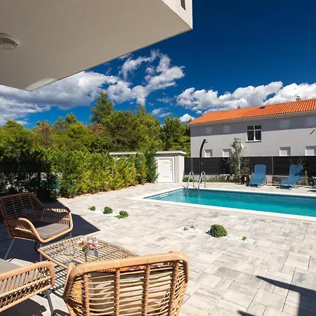 Apartment Patrick With Private Pool Cizici