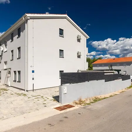 Apartment Patrick With Private Pool Cizici