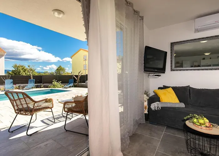 Patrick With Private Pool Apartman *