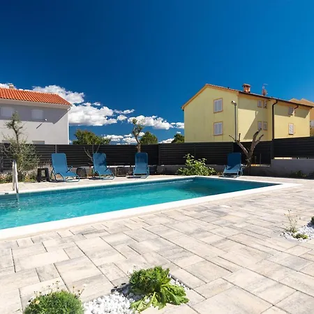 Apartment Patrick With Private Pool